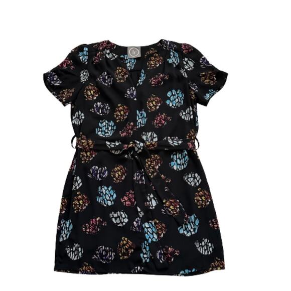 lr Black Floral Short Sleeve Sash Belt Split Neck Sheath Tunic Dress Size Small - Picture 13 of 13